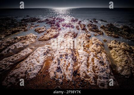 Meerwasser fließt über weiße Kreidefelsen bei den Engländern Südküste - Reisefotografie Stockfoto