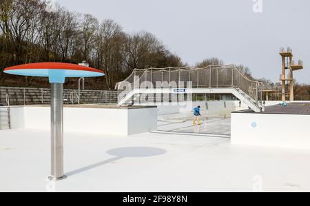 15. April 2021, Sachsen-Anhalt, Halle (Saale): Ein Mitarbeiter der Bäder Halle GmbH reinigt das große Becken im Nordbad. Die Freibäder in Sachsen-Anhalt bereiten sich trotz der unsicheren Corona-Situation auf die kommende Saison vor. Mehrere Pools planen die Eröffnung ab dem 15. Mai unter Berücksichtigung möglicher pandemischer Veränderungen. Foto: Jan Woitas/dpa-Zentralbild/dpa Stockfoto