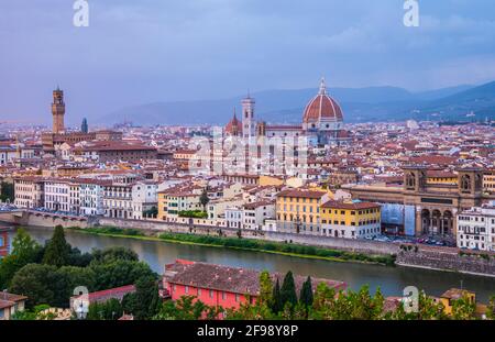 Panoramablick über die Stadt Florenz vom Michelangelo Platz namens Piazzale Michelangelo - Toskana, Italien Stockfoto