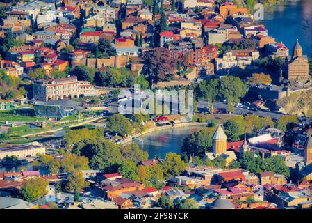 Die Stadt ist eine glorreiche Verschmelzung von Architekturen mit europäischen und asiatischen Einflüssen. Tiflis Altstadt ist kompakt, obwohl hügelig und es ist e Stockfoto