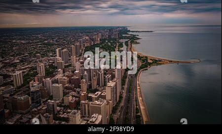 Chicago und Lake Michigan von oben - CHICAGO, ILLINOIS - 11. JUNI 2019 Stockfoto