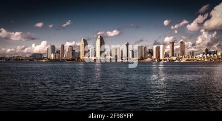 Skyline von San Diego bei Sonnenuntergang - Reisefotografie Stockfoto