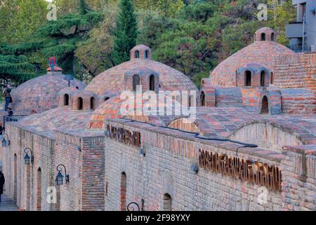 Die Stadt ist eine glorreiche Verschmelzung von Architekturen mit europäischen und asiatischen Einflüssen. Tiflis Altstadt ist kompakt, obwohl hügelig und es ist e Stockfoto