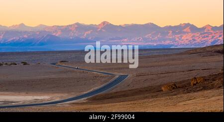 Einsame Straße durch den Death Valley National Park am Abend - USA 2017 Stockfoto