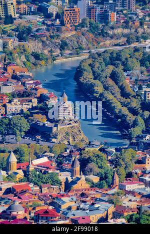 Tiflis ist die Hauptstadt und die größte Stadt der Republik Georgien. Es liegt am Ufer des Flusses Mtkvari. Die Stadt zählt eine Bevölkerung von aro Stockfoto