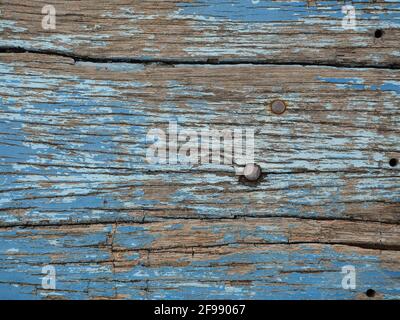 Verwitterte blaue und braune Holzplatten, alte Holzbretter mit rostigen Nagel Stockfoto