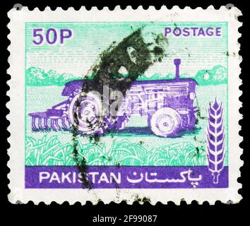 MOSKAU, RUSSLAND - 4. NOVEMBER 2019: In Pakistan gedruckte Briefmarke zeigt Traktor, Agriculture Serie, 50 pakistanische Paisa, um 1979 Stockfoto