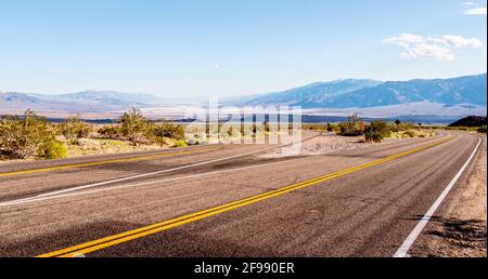 Landschaftlich reizvolle Straße durch Death Valley National Park - Reise Fotografie Stockfoto