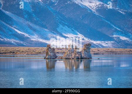 Erstaunliche Kalksteinsäulen am Mono Lake in Mono County - Reisefotografie Stockfoto