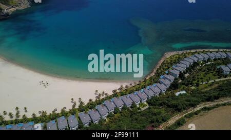 Drohnenansicht des wunderschönen Resorts auf der Insel Hon Tre, Nha Trang, Vietnam Stockfoto