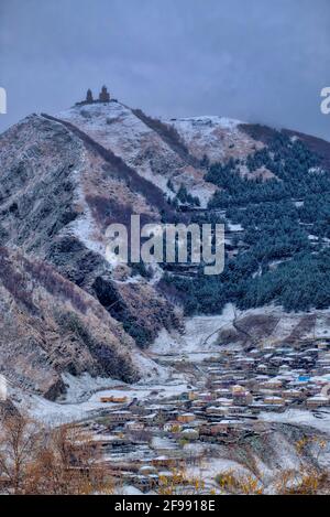 Kreuzkuppelkirche aus dem 14. Jahrhundert in bergiger Umgebung, erreichbar über eine Wanderung oder ein Fahrzeug. Kazbegi, Oni, Georgia die Dreifaltigkeitskirche Gergeti ist ein beliebtes Gotteshaus Stockfoto