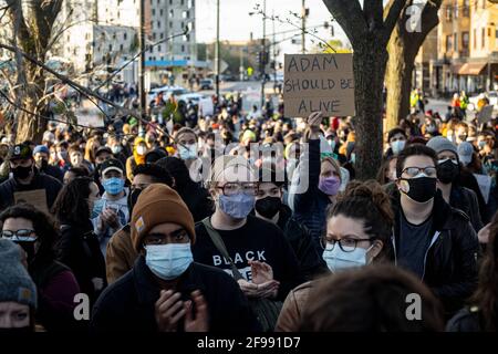 Chicago, Illinois, USA. April 2021. Demonstranten versammelten sich am Logan Square in Chicago, um für Adam Toledo zu marschieren, einen 13-jährigen, der von einem Chicagoer Polizeibeamten getötet wurde.Quelle: Chris Riha/ZUMA Wire/Alamy Live News Stockfoto