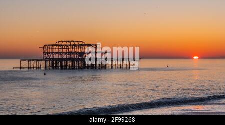 Alter Brighton Pier im Sonnenuntergang - Reisefotografie Stockfoto