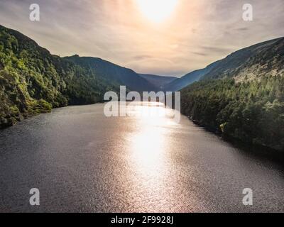 Die Seen von Glendalough in den Wicklow Mountains in Irland - Luftaufnahmen Stockfoto