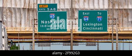 Straßenschilder nach Nashville und Lexington - LOUISVILLE, KENTUCKY - Stockfoto