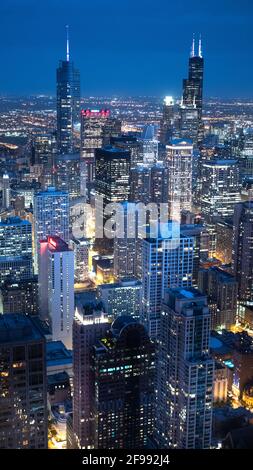 Wolkenkratzer von Chicago bei Nacht - Luftaufnahme - CHICAGO, ILLINOIS - 12. JUNI 2019 Stockfoto