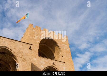 Rückansicht der Spitze der serrano-Türme mit Die Flagge der valencianischen Gemeinde in Spanien Stockfoto