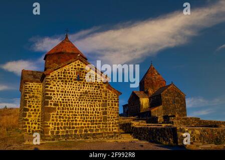 Zu den Überresten des Klosters, das im 9. Jahrhundert erbaut wurde, gehören nur zwei Tempel – Surb Arakelots und Surb Astvatsatsatsin, die darunter stehen Stockfoto