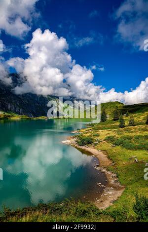 Erstaunliche Schweiz - Bergsee Truebsee - Reisefotografie Stockfoto