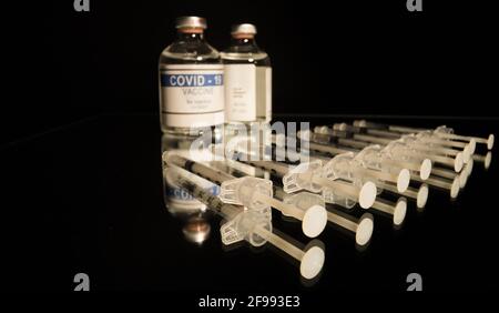 Covid-19-Impfstoff und Spritzen gebrauchsfertig - Nahaufnahme Anzeigen Stockfoto