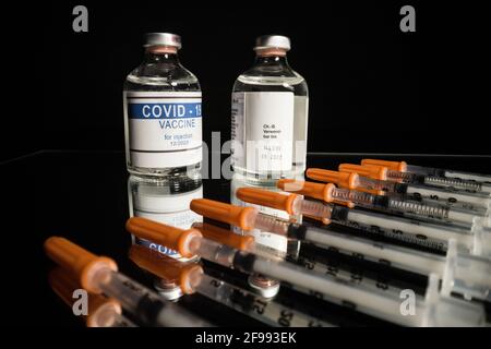 Covid-19-Impfstoff und Spritzen gebrauchsfertig - Nahaufnahme Anzeigen Stockfoto