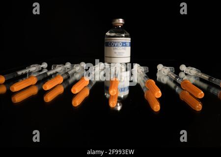 Covid-19-Impfstoff und Spritzen gebrauchsfertig - Nahaufnahme Anzeigen Stockfoto