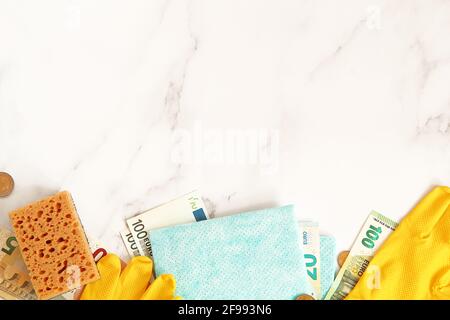 Reinigungswerkzeuge und Bargeld auf Marmorboden. Banner für die Anwerbung und Kapitalanlage. Service- oder Geldwäschekonzept Stockfoto