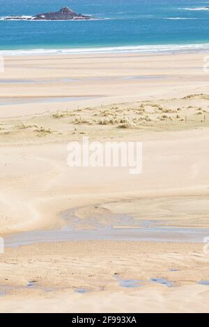 Bei Ebbe erscheinen die Sandstrukturen wie ein abstraktes Kunstwerk in Sable d or les Pins, Bretagne, Frankreich Stockfoto