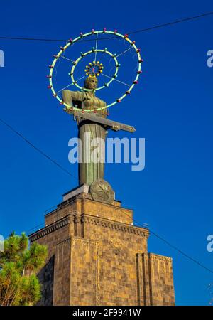 Der Mother Armenia Memorial Complex wurde 1967 im Victory Park eröffnet. Die Höhe des Denkmals beträgt 52 Meter und die Höhe der Statue 22 Meter. Stockfoto