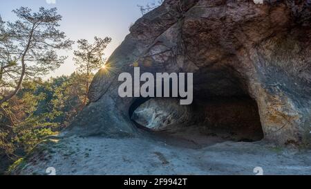 Deutschland, Sachsen-Anhalt, Timmenrode, die ersten Sonnenstrahlen des Tages trafen das Hamburger Wappen. Die Sandsteinformation gehört zum Teufelsmauer im Harz. Stockfoto