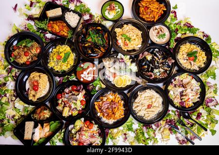 Ein Bild über dem Kopf eines Restaurantmenüs auf schwarzen Tellern - perfekte Lebensmittel Hintergrund Stockfoto