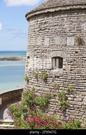 Vaubans alter Turm in Port en Bessin Huppain, über dem Hafen. Stockfoto