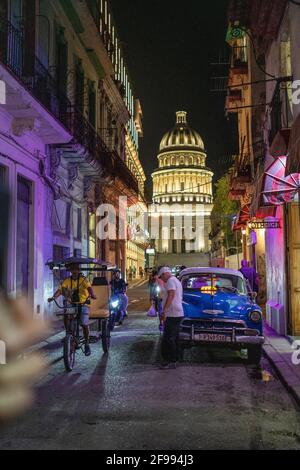 Straßenszene mit dem Capitol im Hintergrund im Stadtteil Centro, Provinz Havanna, Kuba, Provinz Havanna, Kuba Stockfoto