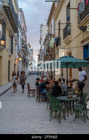 Straßencafé mit Kapitol im Hintergrund im Viertel La Habana Vieja, Provinz Havanna, Kuba Stockfoto