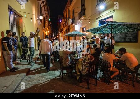 Abendliches Treiben im Viertel La Habana Vieja, Provinz Havanna, Kuba Stockfoto