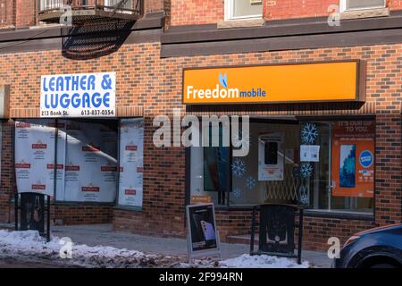 Ottawa, Ontario, Kanada - 6. Februar 2021: Ein Einzelhandelsgeschäft von Freedom Mobile an der Bank Street in Ottawa, das von dem Mobilfunkanbieter mit Rabatten betrieben wird. Stockfoto