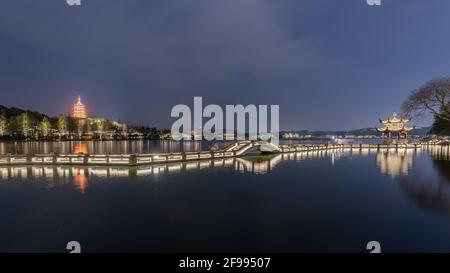 Hangzhou Leifeng Pagodenlandschaft bei Nacht, Blick vom Long Bridge Park neben dem West Lake, Hangzhou, China Stockfoto