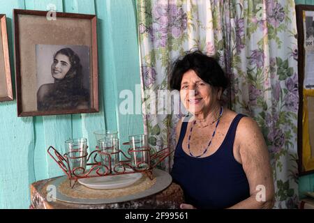 Kubanische Frau mit Foto ihrer Jugend in Vinales, Pinar del Río, Kuba Stockfoto