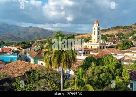 Blick über Trinidad mit der Basilika Menor de San Francisco de Asis, Provinz Spiritus Sancti, Kuba Stockfoto