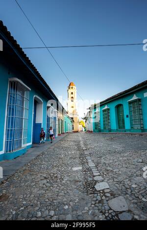 Straße in Trinidad mit Wahrzeichen Basilica Menor de San Francisco de Asis, Provinz Spiritus Sancti, Kuba Stockfoto