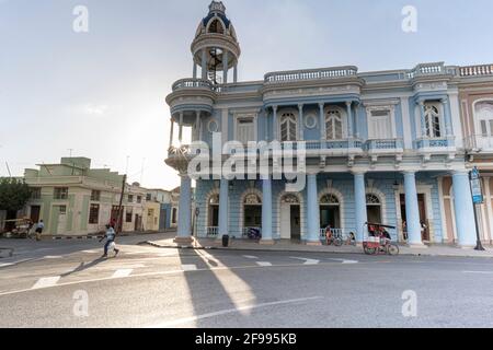 Fassade eines Kolonialgebäudes im Parque Jose Marti in Cienfuegos, Provinz Cienfuegos, Kuba Stockfoto