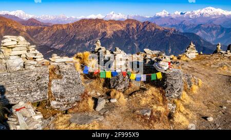 Gebetsfahnen auf dem Chandrashila Gipfel des Deoria Tals, Tungnath chandrashila trekk im indischen Himalaya in der Nähe von Chopta Uttrakhand Indien. Stockfoto