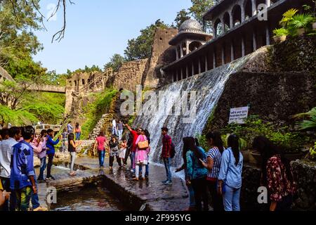 CHANDIGARH, INDIEN - MÄRZ, 2017: Der Rock Garden von Chandigarh ist ein Skulpturengarten aus Schrott und anderen Abfallarten in Chandigarh. Stockfoto