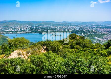 Panorama-Luftaufnahme der Stadt Udaipur auch bekannt als Stadt der Seen von Monsun Palast in Sajjangarh, Rajasthan. Es ist die historische Hauptstadt des Königs Stockfoto