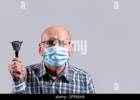 Vorderansicht, horizontale Aufnahme im Innenbereich. Stockfoto