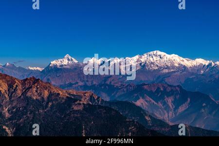 Panoramablick auf die Himalaya-Berge Blick vom Chandrashila-Gipfel, Chopta. Chandrashila ist ein Gipfel im Himalaya-Gebirge im indischen Bundesstaat Uttarakhand Stockfoto