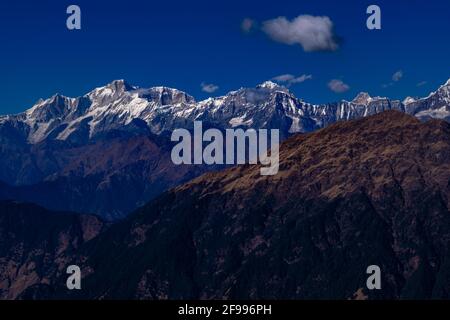 Panoramablick auf die Himalaya-Berge Blick vom Chandrashila-Gipfel, Chopta. Chandrashila ist ein Gipfel im Himalaya-Gebirge im indischen Bundesstaat Uttarakhand Stockfoto