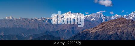 Panoramablick auf die Himalaya-Berge Blick vom Chandrashila-Gipfel, Chopta. Chandrashila ist ein Gipfel im Himalaya-Gebirge im indischen Bundesstaat Uttarakhand Stockfoto