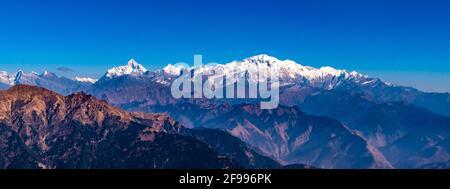 Panoramablick auf die Himalaya-Berge Blick vom Chandrashila-Gipfel, Chopta. Chandrashila ist ein Gipfel im Himalaya-Gebirge im indischen Bundesstaat Uttarakhand Stockfoto