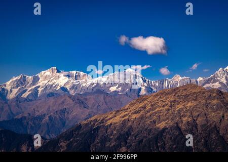 Panoramablick auf die Himalaya-Berge Blick vom Chandrashila-Gipfel, Chopta. Chandrashila ist ein Gipfel im Himalaya-Gebirge im indischen Bundesstaat Uttarakhand Stockfoto